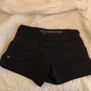Black Lululemon Speed Shorts! Size 6! 4 inch seam!